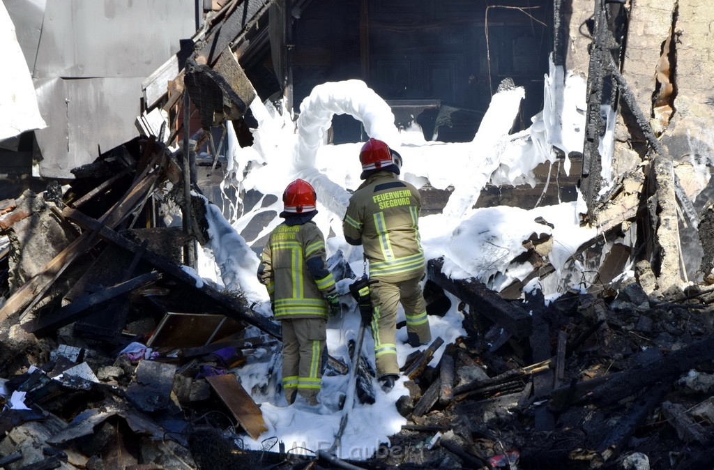 Grossfeuer Einfamilienhaus Siegburg Muehlengrabenstr P1369.JPG - Miklos Laubert